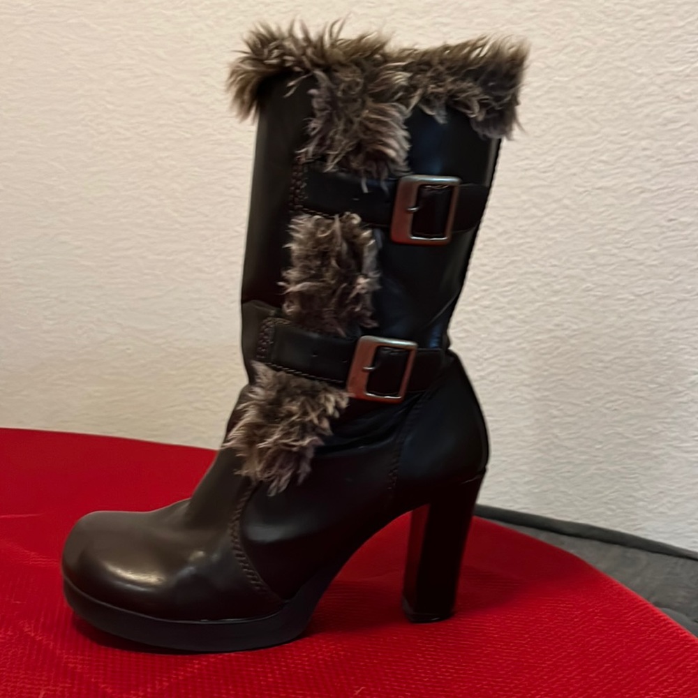 BOOTS WITH THE FUR